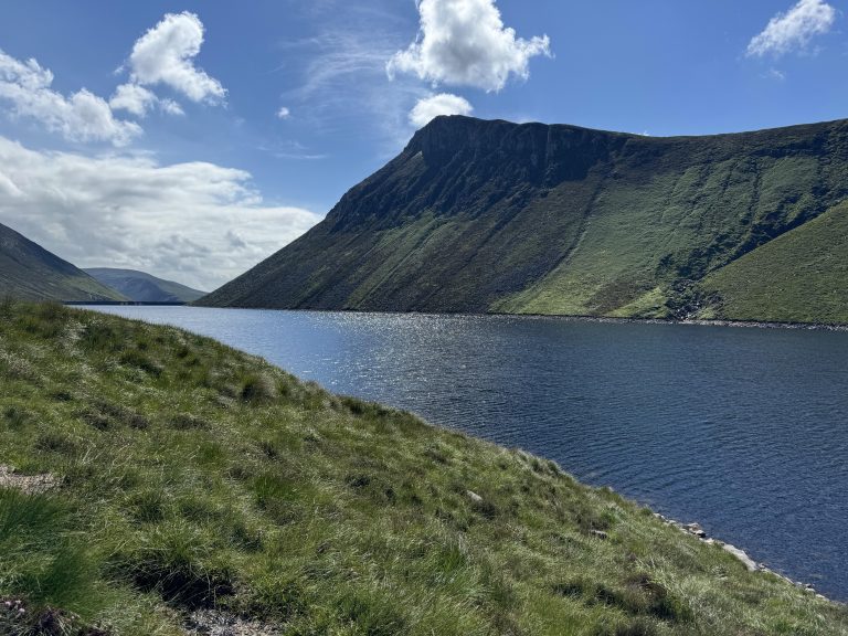ben-crom-reservoir-northern-ireland-v0-dwm5mixx3r9d1