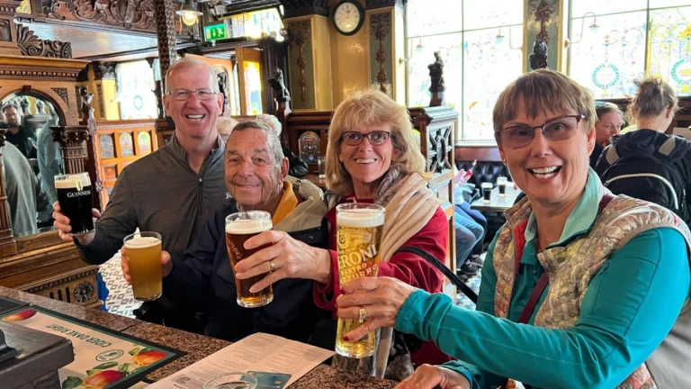 crown-bar-group-pints-pub-belfast-1086
